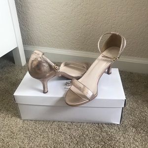 David’s Bridal Nayomi Gold Heel, Size 8.5